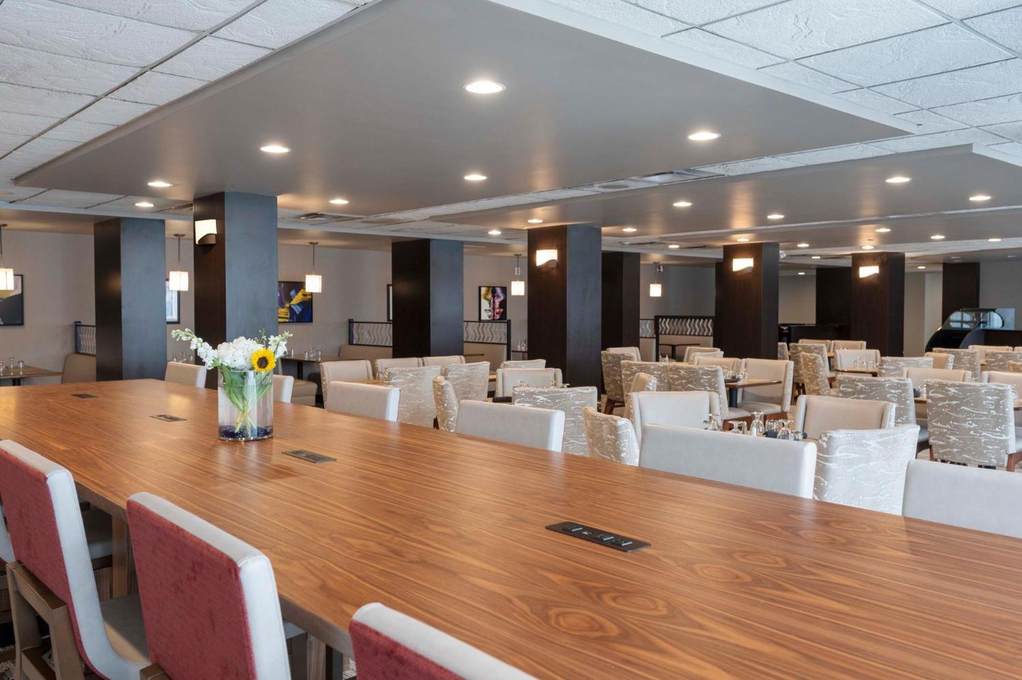 Crowne Plaza Indianapolis-Airport By Ihg Hotell Eksteriør bilde